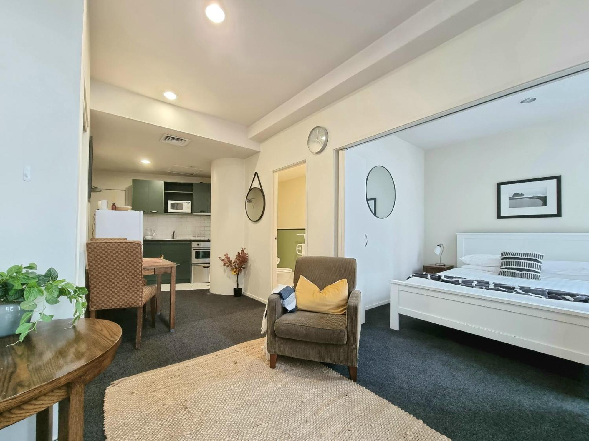 Urban Deco Apartment On Queen Street Auckland Szoba fotó